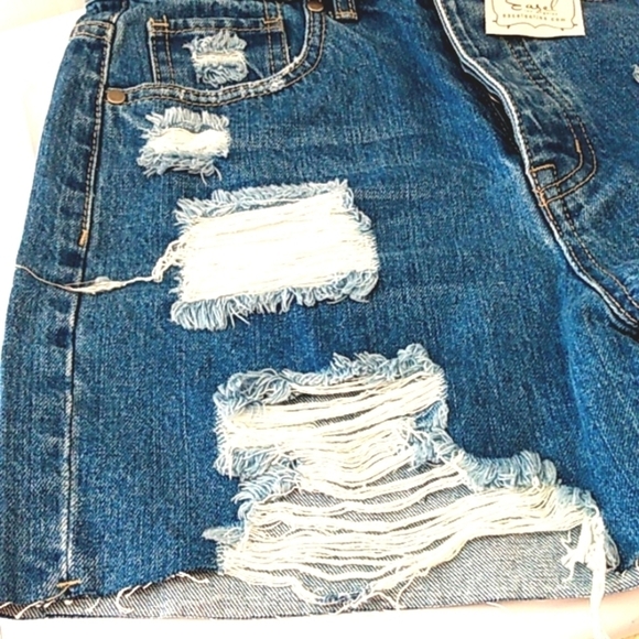 EASEL DISTRESSED FIVE POCKETS BUTTON FLY DENIM SHORTS SIZE SMALL NWT - Picture 2 of 6